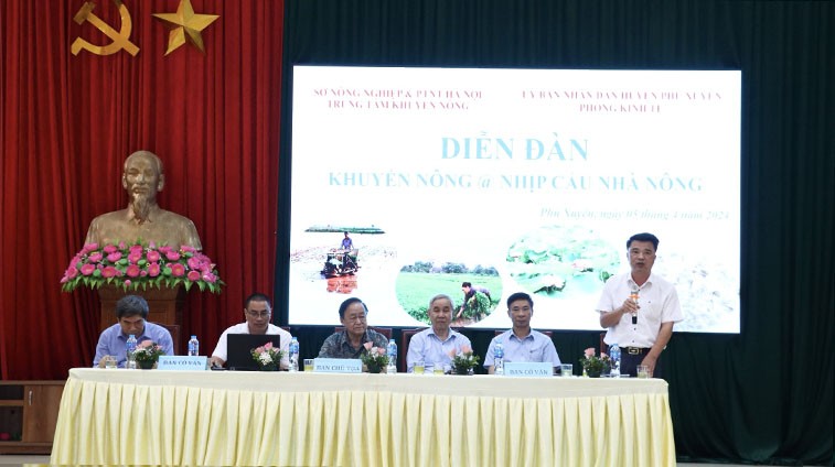 Các nhà khoa học giải đáp thắc mắc của người dân tại diễn đàn (Ảnh: Hương Giang).