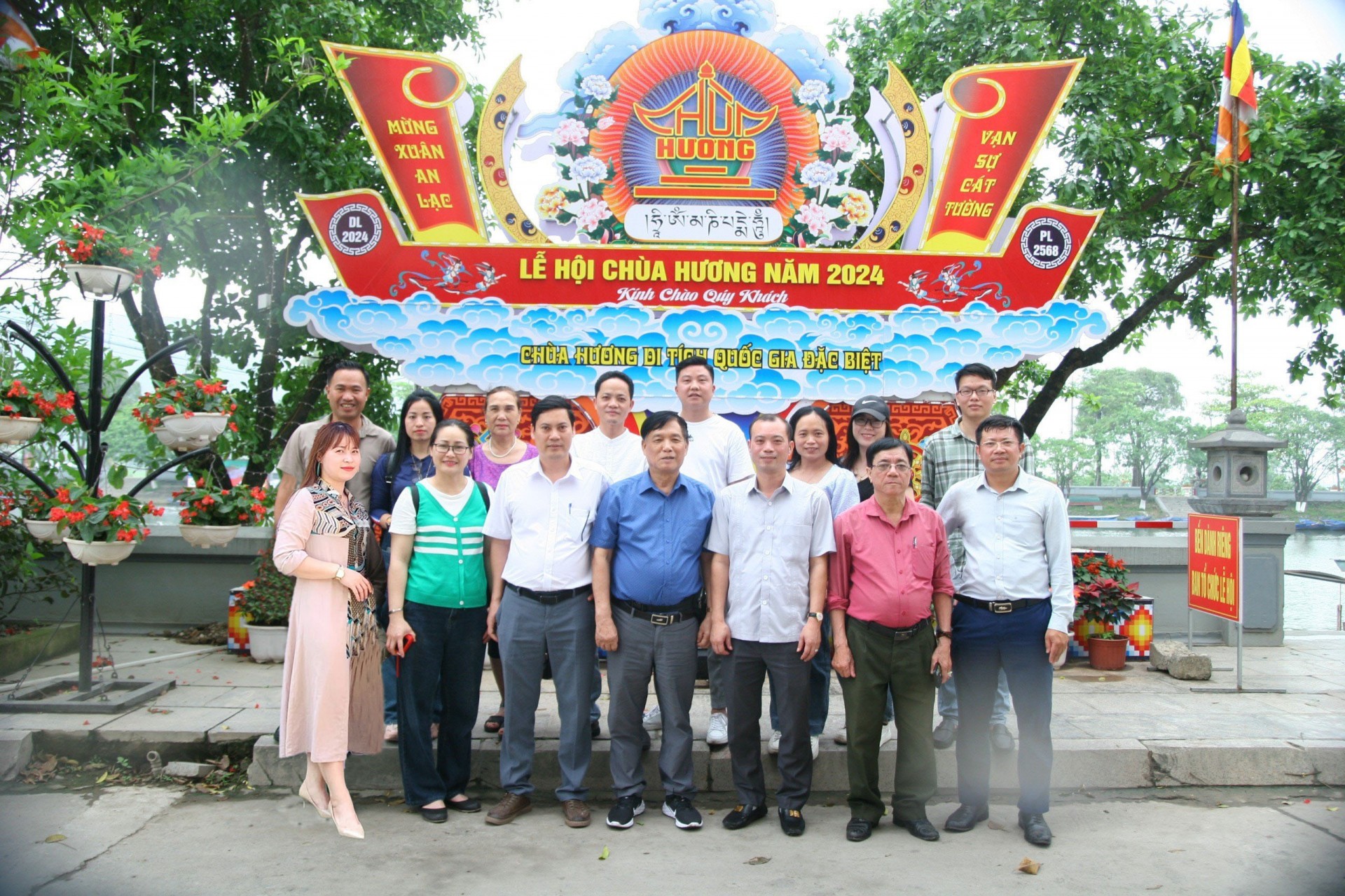 Tạp chí Làng nghề Việt Nam trải nghiệm Về miền đất Phật Tạp chí Làng nghề Việt Nam trải nghiệm Về miền đất Phật