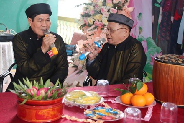 Ông Nguyễn Trọng Cau (trái), Chủ tịch Câu lạc bộ Quan họ Châm Khê hát quan họ trong ngày Hội chùa Bùi.