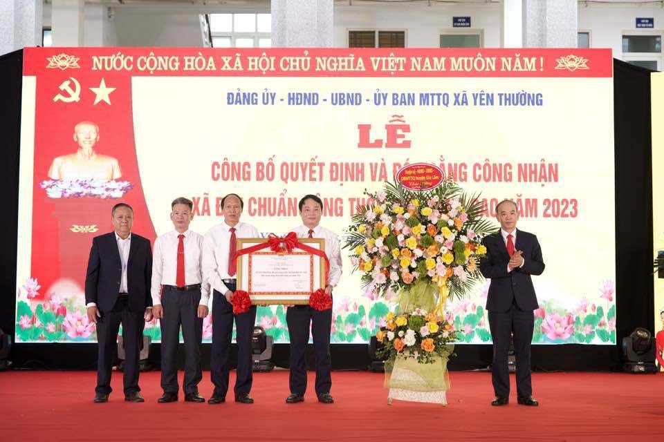 Gia Lâm (Hà Nội): Xã Yên Thường đón Bằng công nhận đạt chuẩn nông thôn mới nâng cao Gia Lâm (Hà Nội): Xã Yên Thường đón Bằng công nhận đạt chuẩn nông thôn mới nâng cao