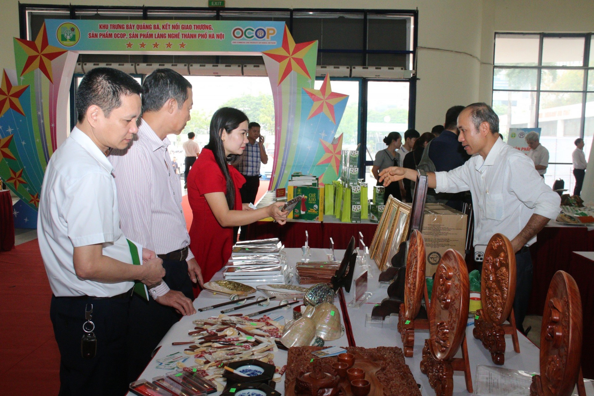 Hà Nội: Trao quyết định công nhận 15 làng nghề và 104 sản phẩm OCOP 4 sao Hà Nội: Trao quyết định công nhận 15 làng nghề và 104 sản phẩm OCOP 4 sao