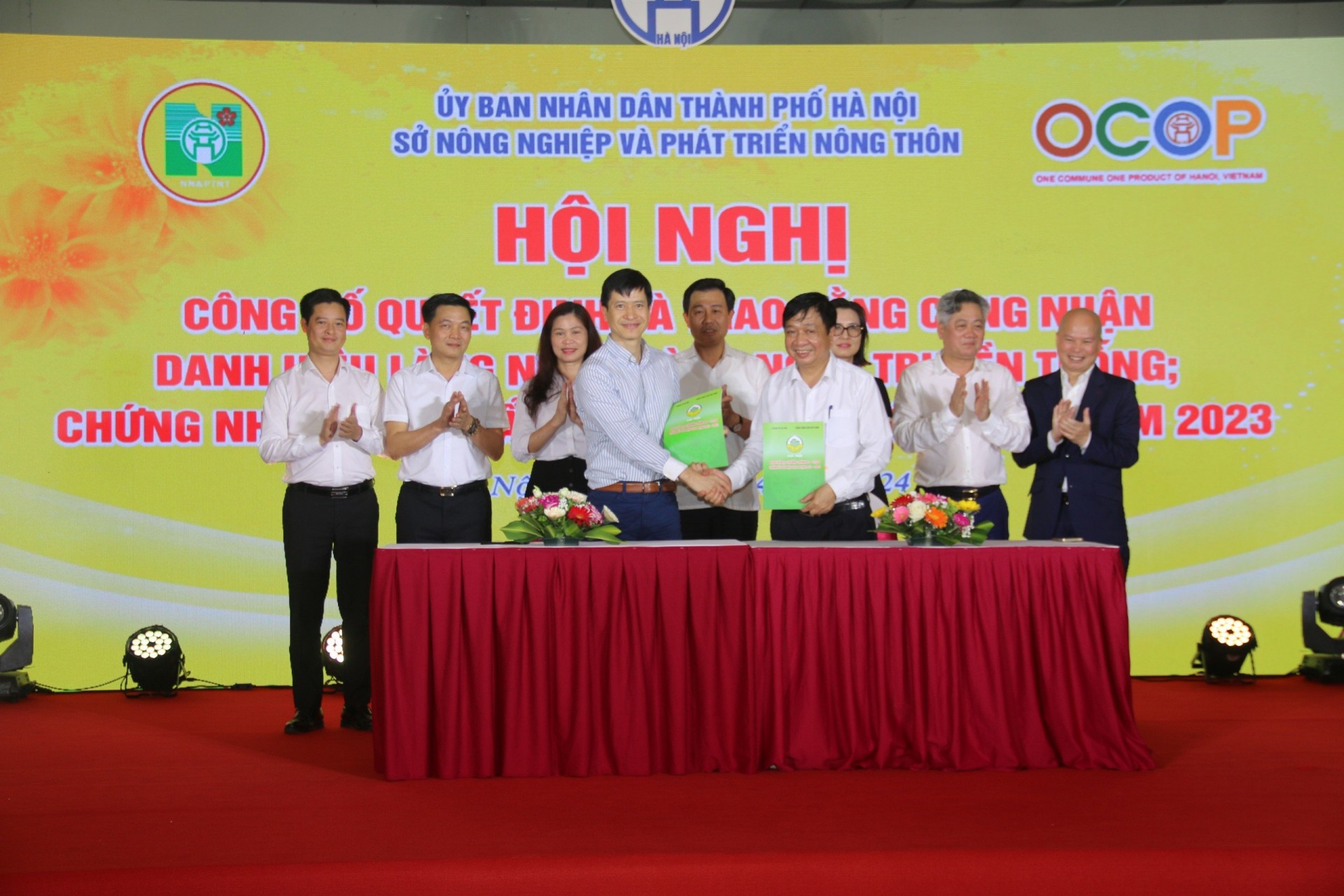 Hà Nội: Trao quyết định công nhận 15 làng nghề và 104 sản phẩm OCOP 4 sao