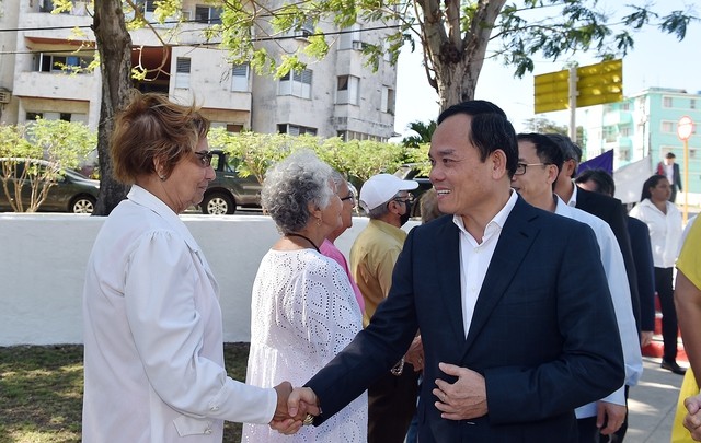 Phó Thủ tướng Trần Lưu Quang thăm hỏi người dân Thủ đô La Habana đến thăm Tượng đài Chủ tịch hồ Chí Minh. Ảnh: VGP/Hải Minh Phó Thủ tướng Trần Lưu Quang thăm hỏi người dân Thủ đô La Habana đến thăm Tượng đài Chủ tịch hồ Chí Minh. Ảnh: VGP/Hải Minh