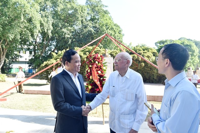 Phó Thủ tướng cảm ơn kiến trúc sư Joel Diaz đã dành hết tâm sức cho công trình Tượng đài Chủ tịch Hồ Chí Minh. Ảnh: VGP/Hải Minh Phó Thủ tướng cảm ơn kiến trúc sư Joel Diaz đã dành hết tâm sức cho công trình Tượng đài Chủ tịch Hồ Chí Minh. Ảnh: VGP/Hải Minh