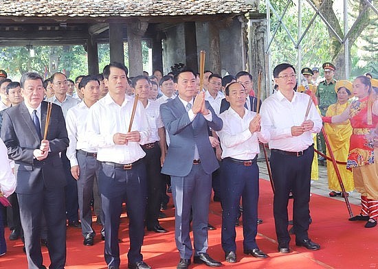 Bí thư Tỉnh ủy Thanh Hóa Đỗ Trọng Hưng và các đại biểu dâng hương để tri ân và tướng nhớ vị Anh hùng dân tộc Lê Hoàn cùng các bậc tiền nhân Bí thư Tỉnh ủy Thanh Hóa Đỗ Trọng Hưng và các đại biểu dâng hương để tri ân và tướng nhớ vị Anh hùng dân tộc Lê Hoàn cùng các bậc tiền nhân