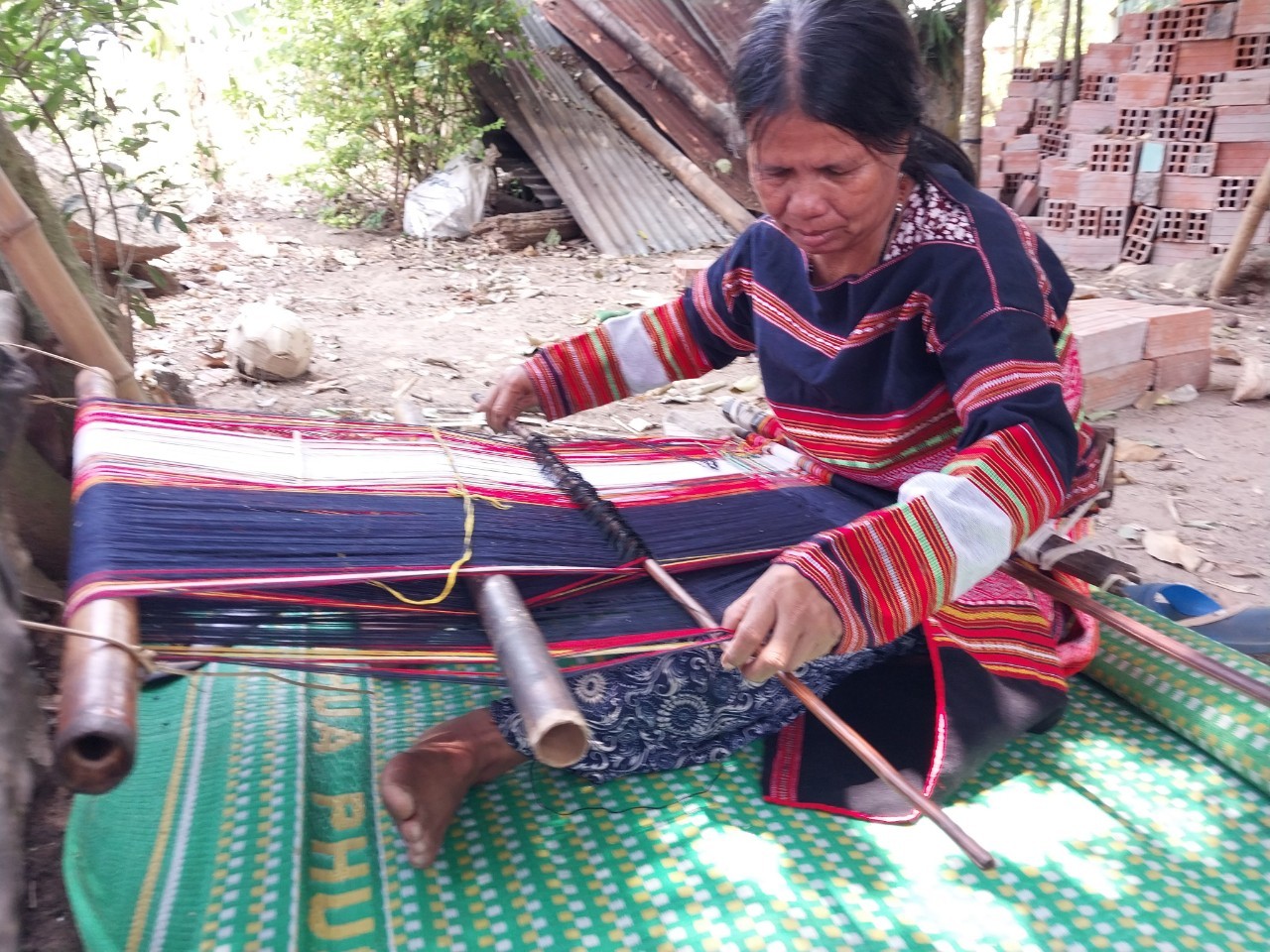 Gia Lai: Nỗ lực gìn giữ, bảo tồn nghề dệt thổ cẩm truyền thống của người đồng bào Gia Lai: Nỗ lực gìn giữ, bảo tồn nghề dệt thổ cẩm truyền thống của người đồng bào