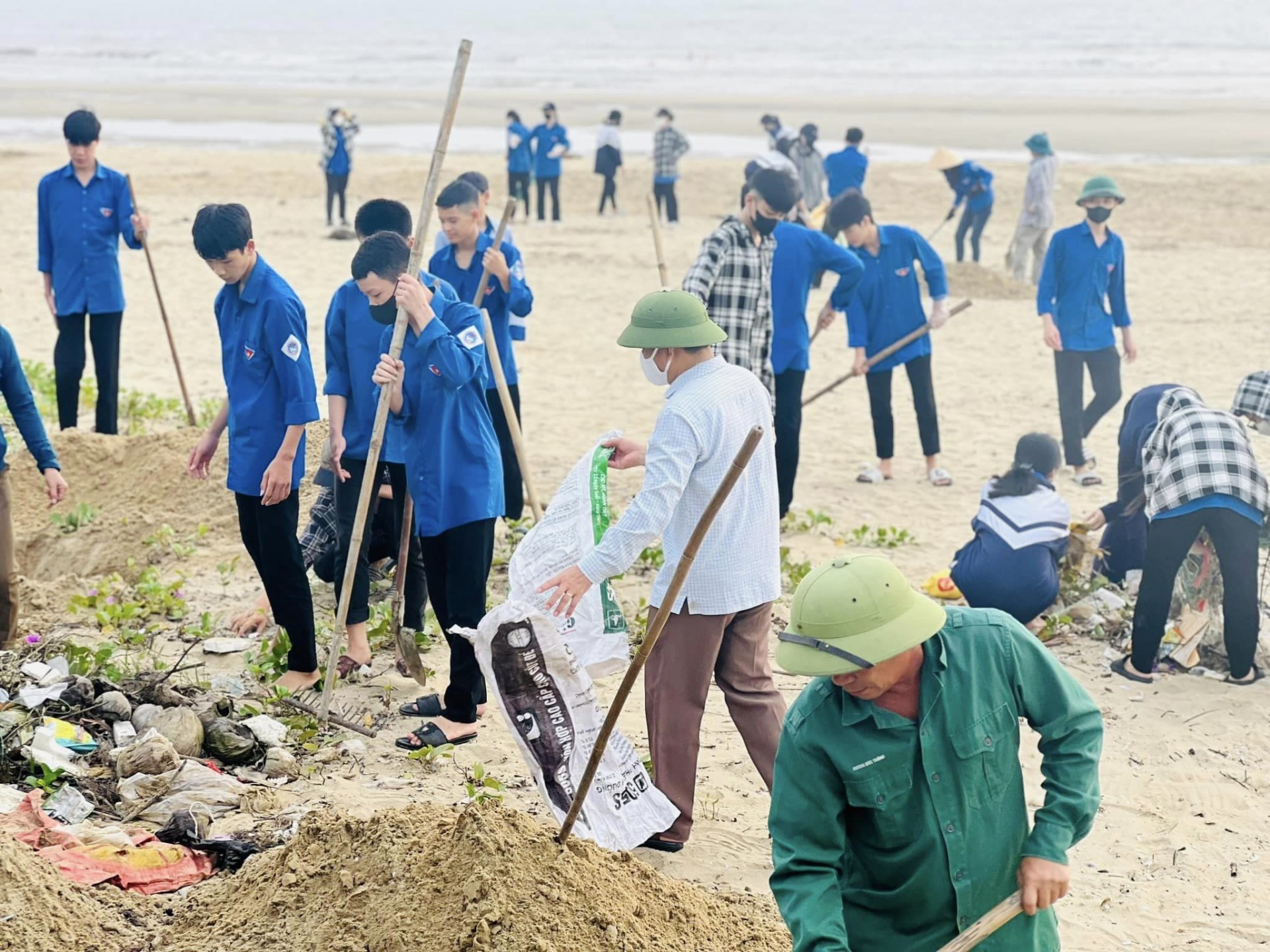 Đoàn viên thanh niên tích cực làm sạch bờ biển Thạch Hà