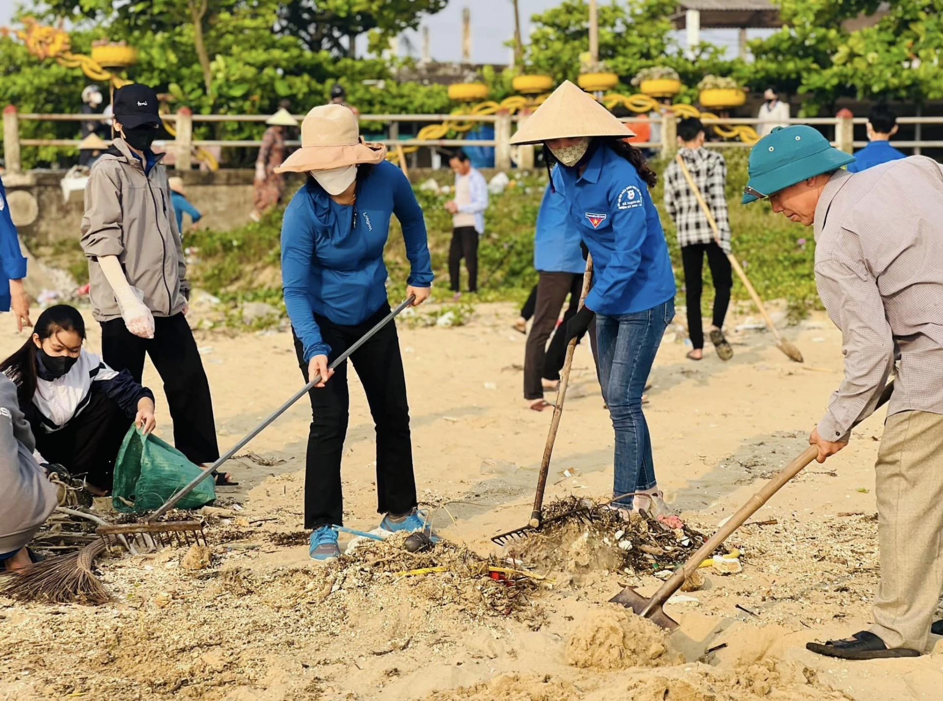 Đoàn viên thanh niên tích cực làm sạch bờ biển Thạch Hà