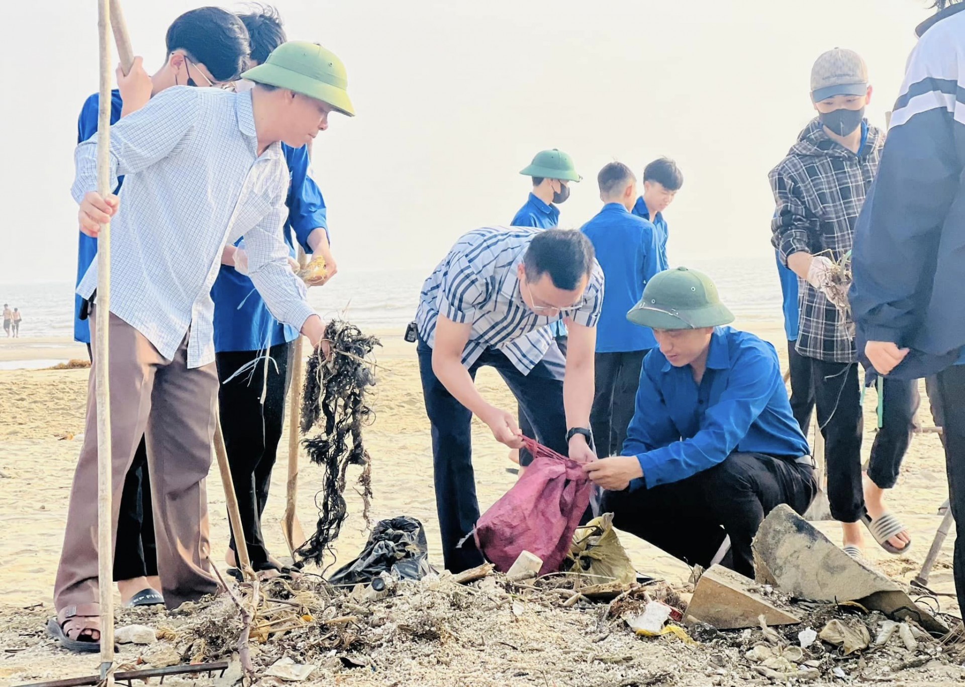 Đoàn viên thanh niên tích cực làm sạch bờ biển Thạch Hà