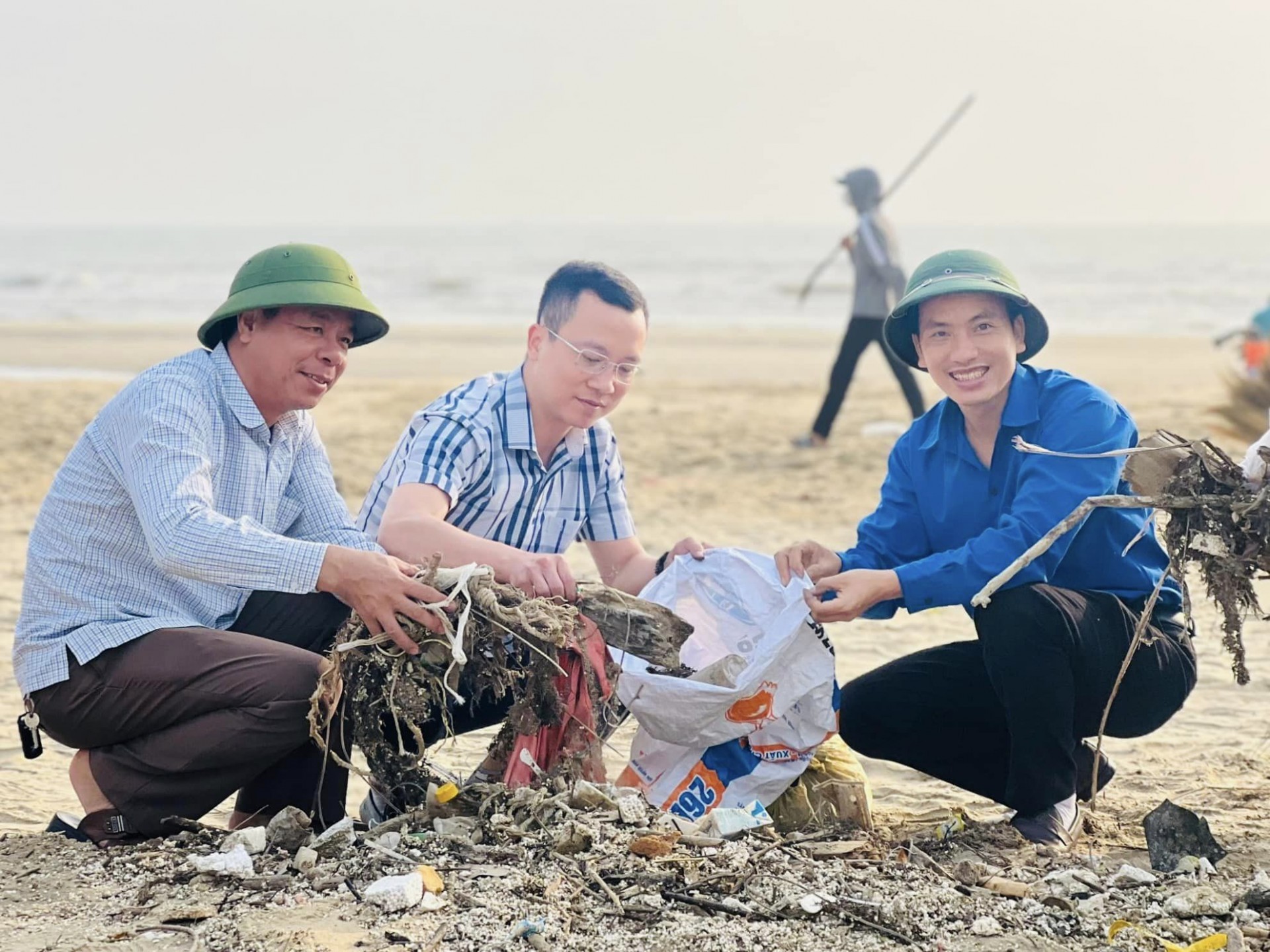 Đoàn viên thanh niên tích cực làm sạch bờ biển Thạch Hà