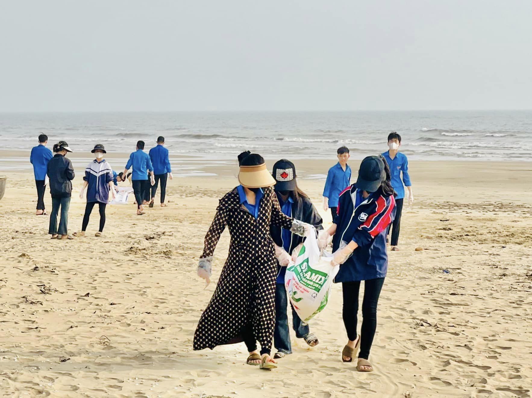 Đoàn viên thanh niên tích cực làm sạch bờ biển Thạch Hà