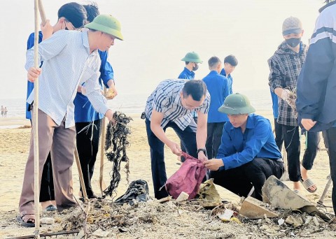 doan vien thanh nien tich cuc lam sach bo bien thach ha