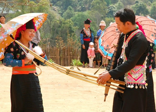 Dặt dìu lễ hội Khèn Mông lần thứ IX tại huyện Đồng Văn, tỉnh Hà Giang