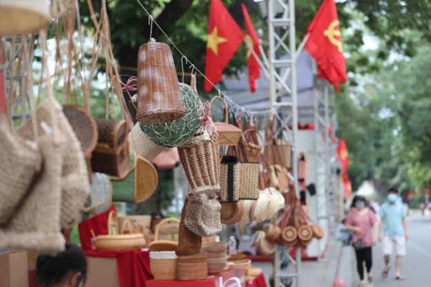 Sản phẩm làng nghề truyền thống được giới thiệu tại Lễ hội Quà tặng Du lịch Hà Nội. Sản phẩm làng nghề truyền thống được giới thiệu tại Lễ hội Quà tặng Du lịch Hà Nội.