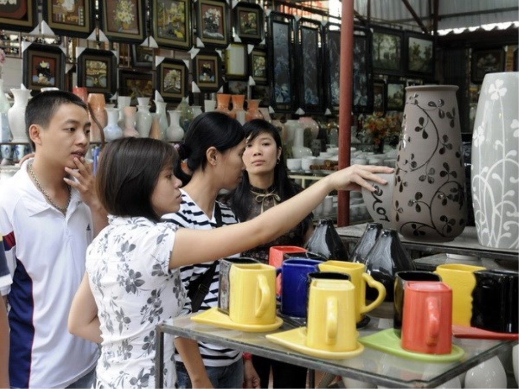Du khách tham quan Làng gốm Bát Tràng. Du khách tham quan Làng gốm Bát Tràng.