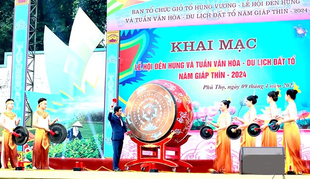 Phó Chủ tịch UBND tỉnh  Phú Thọ Hồ Đại Dũng đánh trống khai hội.