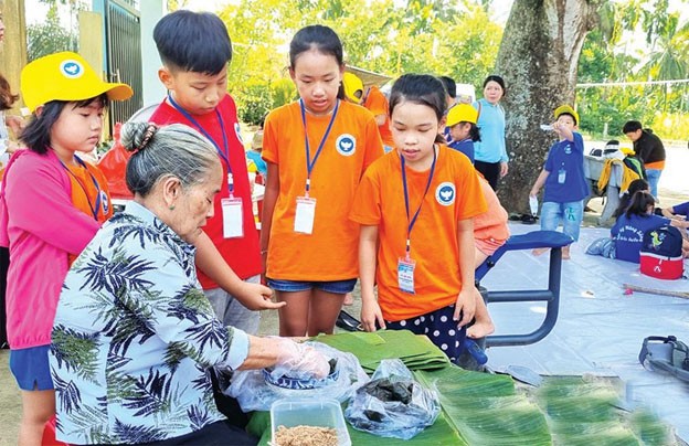 Làng du lịch Bình Thành, xã Hành Nhân (Nghĩa Hành) hướng dẫn khách tham quan làm bánh ít truyền thống.