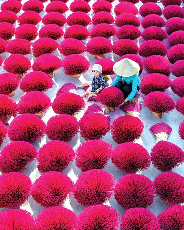 Làng nghề làm nhang, xã Nghĩa Hòa (Tư Nghĩa). Ảnh: Hữu Thư