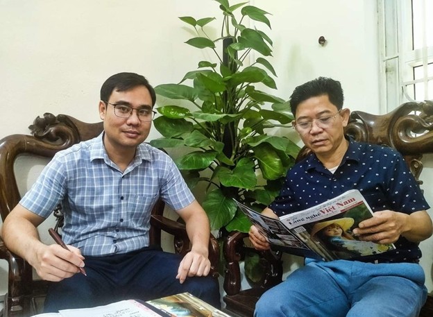 Ông Ngô Duy Hợi (bên trái) HUV - Bí thư Đảng uỷ xã Yên Bài và Nguyễn Văn Bảy - Giám đốc HTX Yên Bài Ông Ngô Duy Hợi (bên trái) HUV - Bí thư Đảng uỷ xã Yên Bài và Nguyễn Văn Bảy - Giám đốc HTX Yên Bài