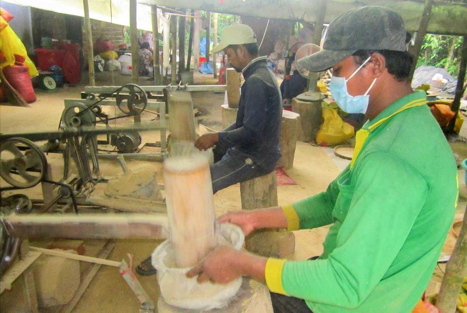 Có máy quết cốm đã giảm bớt chi phí nhân công