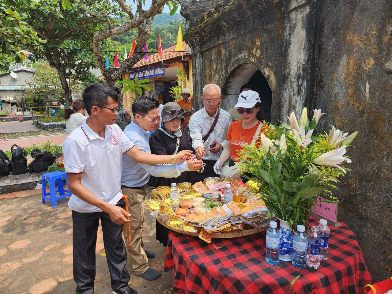 Bàn lễ dâng hương được chuẩn bị chu đáo thể hiện lòng thành kính đến bậc tiền nhân Bàn lễ dâng hương được chuẩn bị chu đáo thể hiện lòng thành kính đến bậc tiền nhân