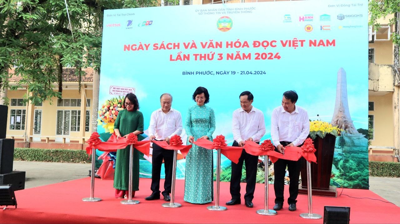 Lãnh đạo tỉnh Bình Phước cắt băng khai mạc “Ngày Sách và Văn hóa đọc Việt Nam trên địa bàn tỉnh Bình Phước năm 2024” Lãnh đạo tỉnh Bình Phước cắt băng khai mạc “Ngày Sách và Văn hóa đọc Việt Nam trên địa bàn tỉnh Bình Phước năm 2024”