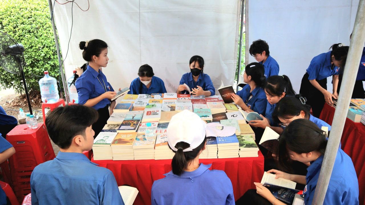 Đông đảo các bạn đoàn viên tham gia Ngày hội đọc sách Đông đảo các bạn đoàn viên tham gia Ngày hội đọc sách