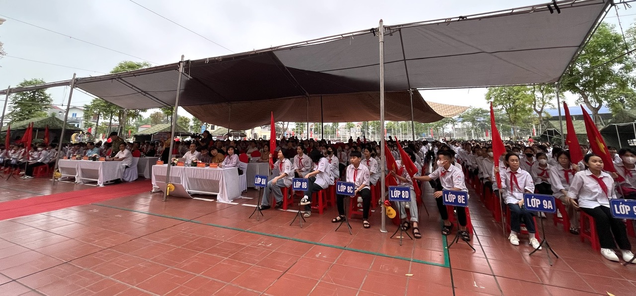 Hơn 800 em học sinh trường THCS x&amp;atilde; Cao X&amp;aacute; tham dự buổi lễ khai mạc