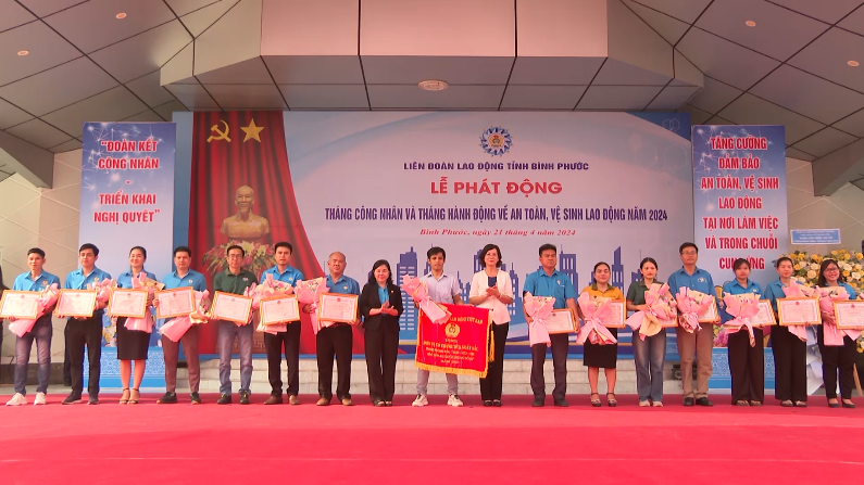 Lãnh đạo tỉnh Bình Phước trao cờ thi đua và bằng khen cho các tập thể xuất sắc Lãnh đạo tỉnh Bình Phước trao cờ thi đua và bằng khen cho các tập thể xuất sắc