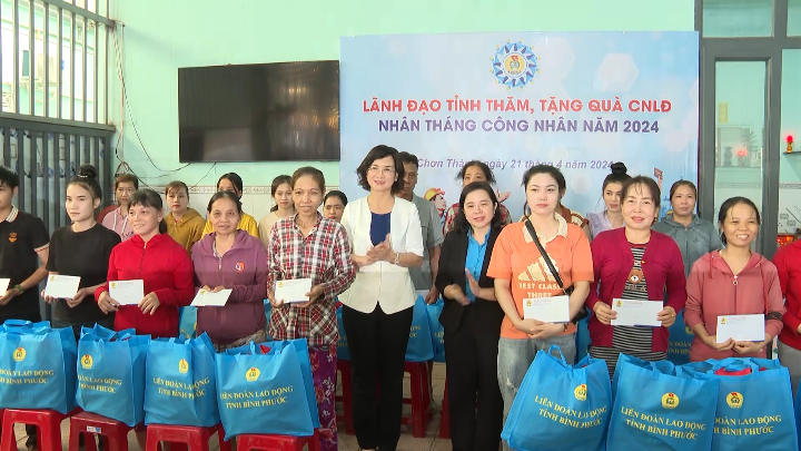 Lãnh đạo tỉnh Bình Phước tặng quà cho công nhân lao động tại khu nhà trọ ở phường Minh Hưng, thị xã Chơn Thành Lãnh đạo tỉnh Bình Phước tặng quà cho công nhân lao động tại khu nhà trọ ở phường Minh Hưng, thị xã Chơn Thành