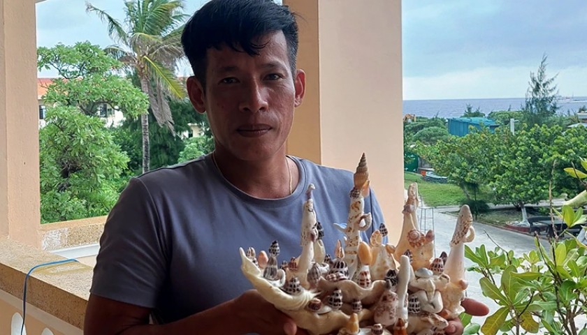 Phó Chủ tịch UBND xã Song Tử Tây Cao Văn Giáp với món đồ thủ công mỹ nghệ vừa được chế tác.