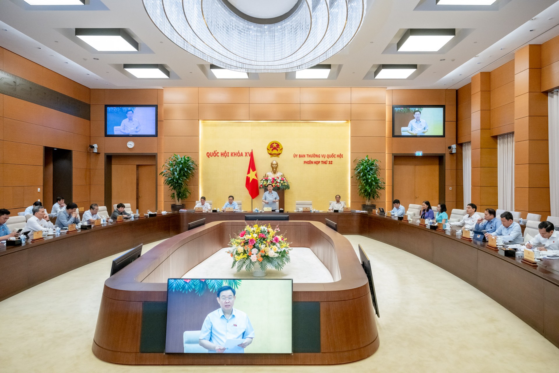 Thay mặt Ủy ban Thường vụ Quốc hội, Chủ tịch Quốc hội Vương Đình Huệ cho biết, Phiên họp hoàn thành các nội dung theo chương trình đề ra, với việc thảo luận, cho ý kiến đối với 19 nội dung và cho ý kiến bằng văn bản đối với 3 Báo cáo của Chính phủ. Thay mặt Ủy ban Thường vụ Quốc hội, Chủ tịch Quốc hội Vương Đình Huệ cho biết, Phiên họp hoàn thành các nội dung theo chương trình đề ra, với việc thảo luận, cho ý kiến đối với 19 nội dung và cho ý kiến bằng văn bản đối với 3 Báo cáo của Chính phủ.