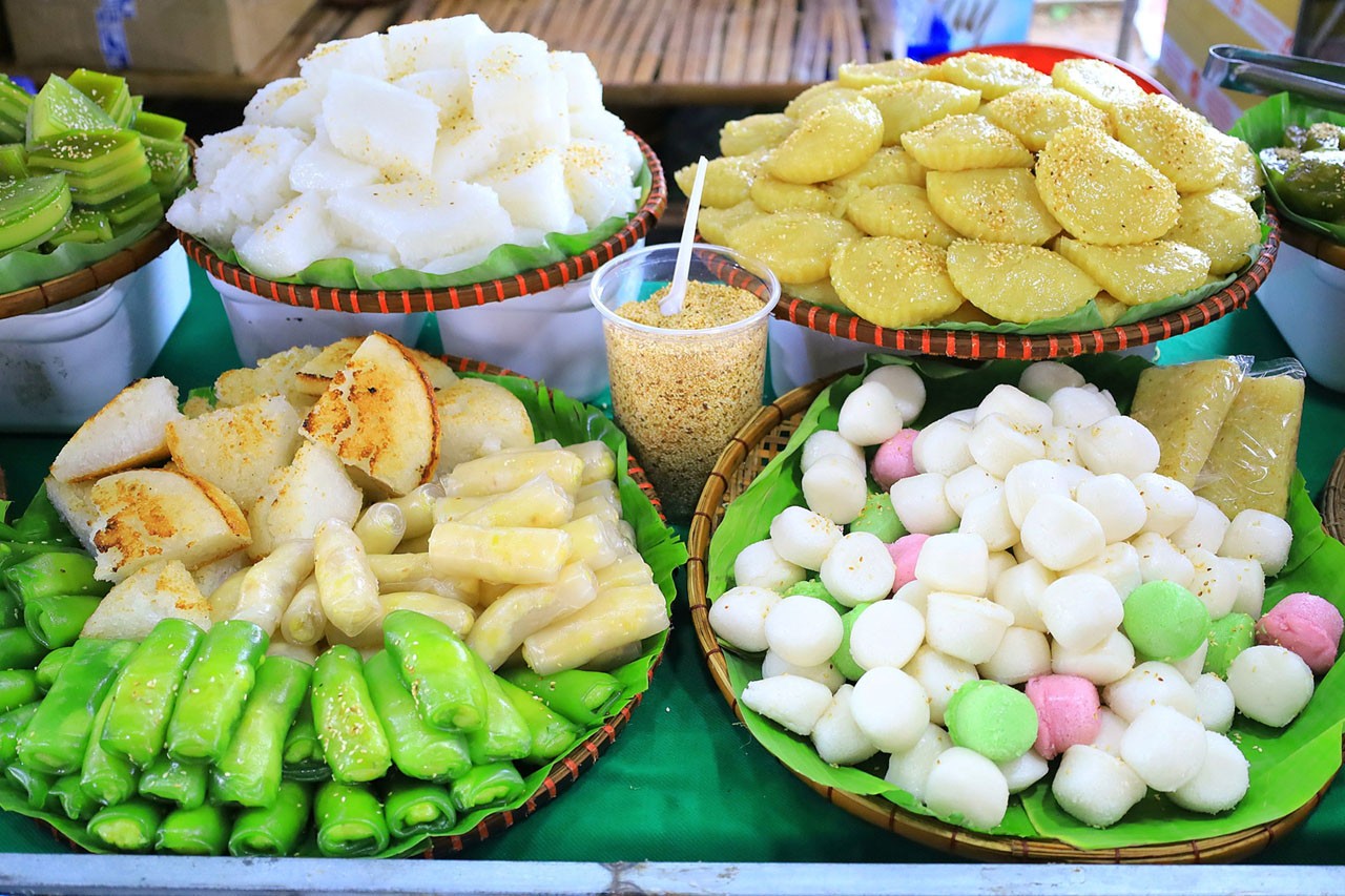 Đa dạng các loại bánh dân gian thơm ngon được trưng bày Đa dạng các loại bánh dân gian thơm ngon được trưng bày
