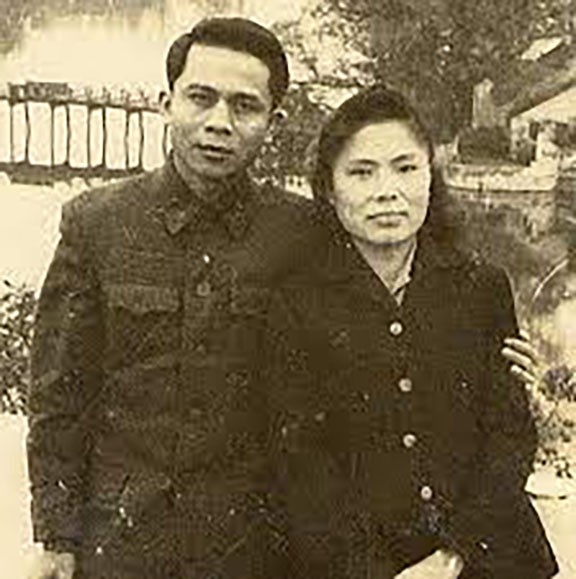 Thiếu tướng Hoàng Đan và vợ, bà Nguyễn Thị An Vinh những năm 70 của thế kỷ trước Thiếu tướng Hoàng Đan và vợ, bà Nguyễn Thị An Vinh những năm 70 của thế kỷ trước