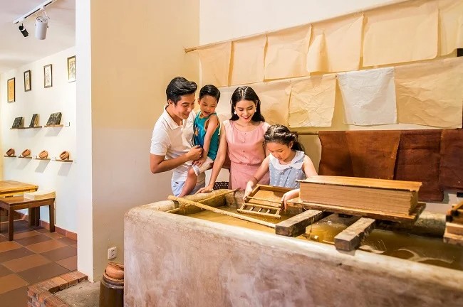 Tham quan làng nghề làm giấy dó gắn liền với những bức tra-nh Đông Hồ nổi tiếng tại VinWonders Nam Hội Annh Đông Hồ nổi tiếng tại VinWonders Nam 