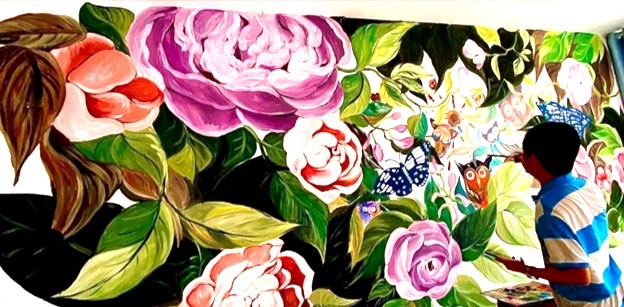 Hoạ sĩ Nguyễn Tâm đang thả hồn vào tác phẩm của mình Hoạ sĩ Nguyễn Tâm đang thả hồn vào tác phẩm của mình