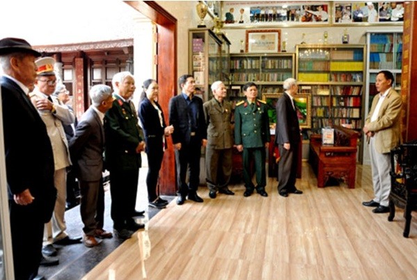 Hội viên Chi hội Khoa học Lịch sử quân sự thăm Thư viện Đại tướng Võ Nguyên Giáp tại bảo tàng gia đình Hội viên Chi hội Khoa học Lịch sử quân sự thăm Thư viện Đại tướng Võ Nguyên Giáp tại bảo tàng gia đình