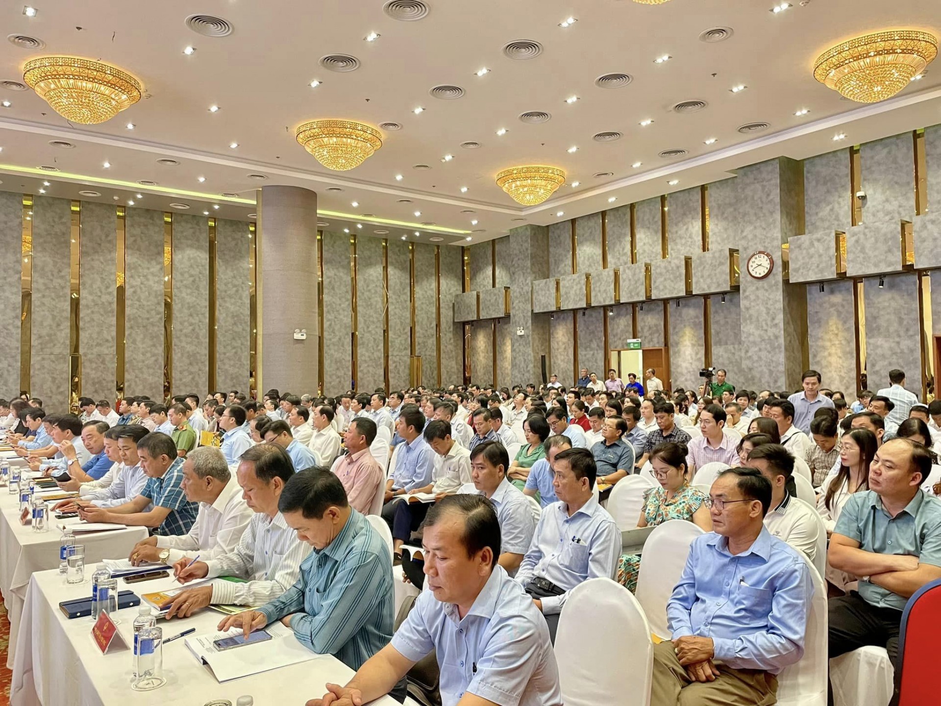 Tại hội nghị các đại biểu cũng tập trung phân tích, những mặt được, những mặt chưa được, những tồn tại, hạn chế, khó khăn, vướng mắc cần kịp thời khắc phục. Tại hội nghị các đại biểu cũng tập trung phân tích, những mặt được, những mặt chưa được, những tồn tại, hạn chế, khó khăn, vướng mắc cần kịp thời khắc phục.