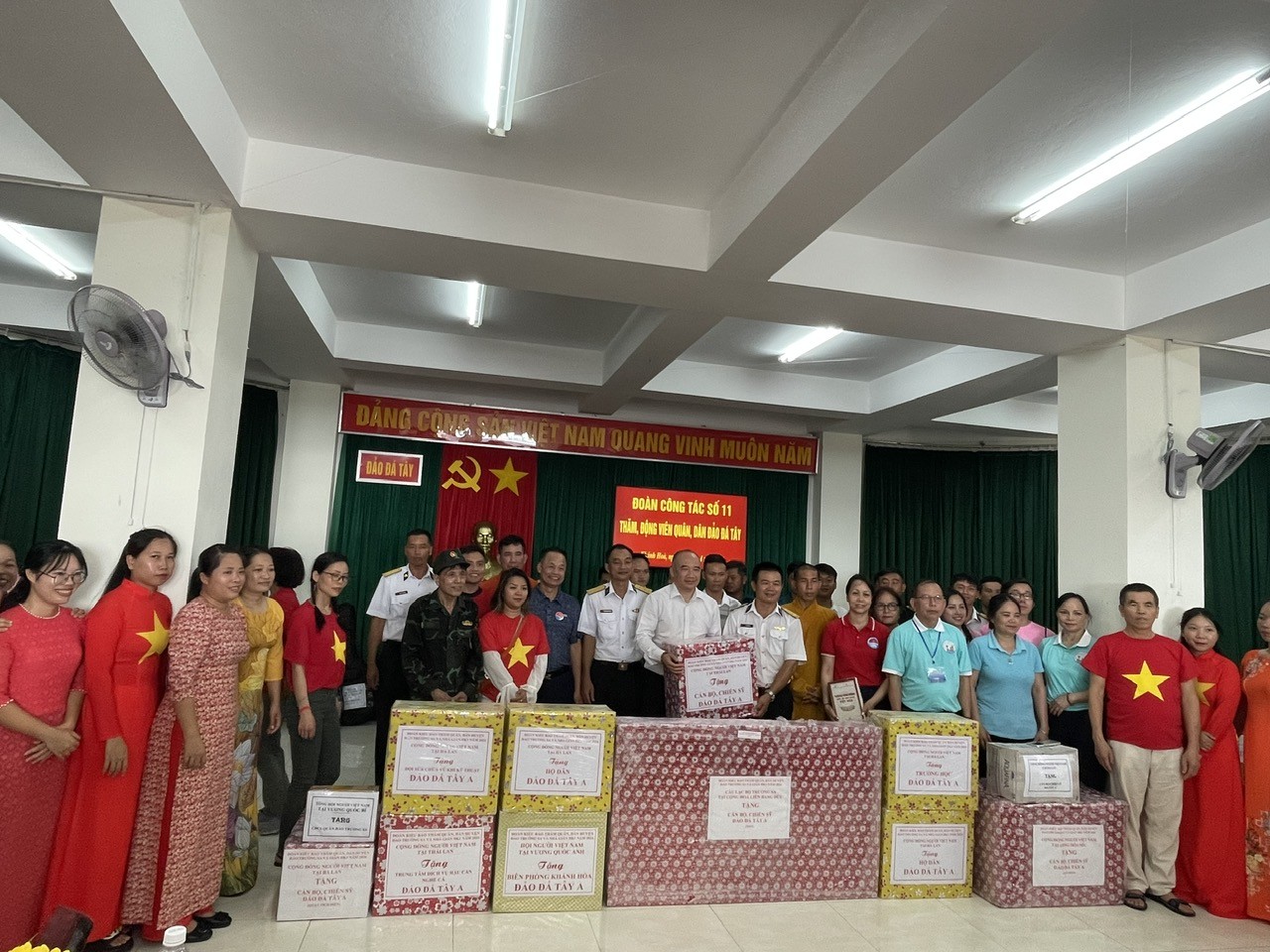 Đoàn kiều bào từ 22 nước thăm huyện đảo Trường Sa và Nhà giàn DK-I dịp 30/04. Đoàn kiều bào từ 22 nước thăm huyện đảo Trường Sa và Nhà giàn DK-I dịp 30/04.