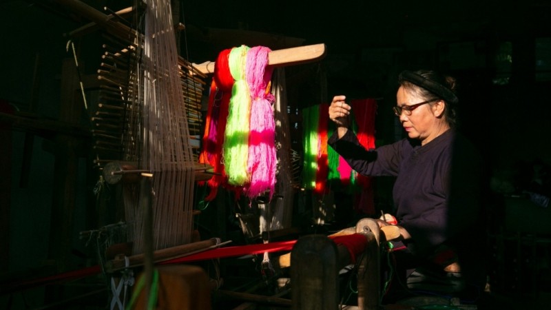 Với mong muốn lưu giữ nghề truyền thống của cha ông để lại, việc truyền dạy và chỉ bảo nghề của bà là hoàn toàn miễn phí. Bà và các học viên chỉ tranh thủ những lúc rảnh rỗi để dạy và học nên không có khóa học hay lớp học cụ thể cũng không có giấy chứng nhận mở lớp hay chứng nhận học viên. Với mong muốn lưu giữ nghề truyền thống của cha ông để lại, việc truyền dạy và chỉ bảo nghề của bà là hoàn toàn miễn phí. Bà và các học viên chỉ tranh thủ những lúc rảnh rỗi để dạy và học nên không có khóa học hay lớp học cụ thể cũng không có giấy chứng nhận mở lớp hay chứng nhận học viên.