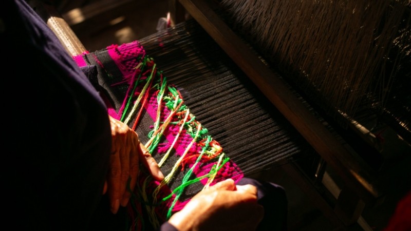 Sau khi mắc chỉ lên khung và tạo hoa văn bằng những sợi vải sặc sỡ xanh, đỏ, vàng, tím, trắng, đen. Người thợ sẽ sử dụng thầu (thoi dệt) để đưa các sợi vải theo phương nằm ngang, kết hợp dùng chân để đạp khúc guốc. Mỗi lần đạp để nhắc các sợi dọc tương ứng với mỗi lần luồn con thoi và một lần cài sợi vào các ô hoa văn. Đây cũng là công đoạn dệt – công đoạn cuối cùng trước khi hoàn thành một sản phẩm thổ cẩm. Sau khi mắc chỉ lên khung và tạo hoa văn bằng những sợi vải sặc sỡ xanh, đỏ, vàng, tím, trắng, đen. Người thợ sẽ sử dụng thầu (thoi dệt) để đưa các sợi vải theo phương nằm ngang, kết hợp dùng chân để đạp khúc guốc. Mỗi lần đạp để nhắc các sợi dọc tương ứng với mỗi lần luồn con thoi và một lần cài sợi vào các ô hoa văn. Đây cũng là công đoạn dệt – công đoạn cuối cùng trước khi hoàn thành một sản phẩm thổ cẩm.