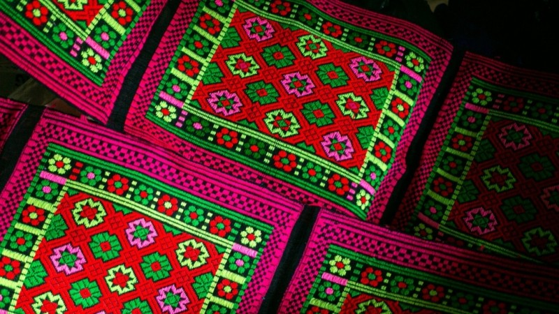 Một tấm thổ cẩm ô vuông có kích cỡ 30x32 được dệt hoàn thiện. Đây cũng là kích cỡ dễ bán nhất và phù hợp để may địu, may túi, tấm trang trí lọ hoa... Ngoài ra, ở Luống Nọi người ta còn dệt ra những chiếc khăn quàng cổ, ga trải giường – những thứ gắn liền với đời sống văn hóa của người Tày. Một tấm thổ cẩm ô vuông có kích cỡ 30x32 được dệt hoàn thiện. Đây cũng là kích cỡ dễ bán nhất và phù hợp để may địu, may túi, tấm trang trí lọ hoa... Ngoài ra, ở Luống Nọi người ta còn dệt ra những chiếc khăn quàng cổ, ga trải giường – những thứ gắn liền với đời sống văn hóa của người Tày.