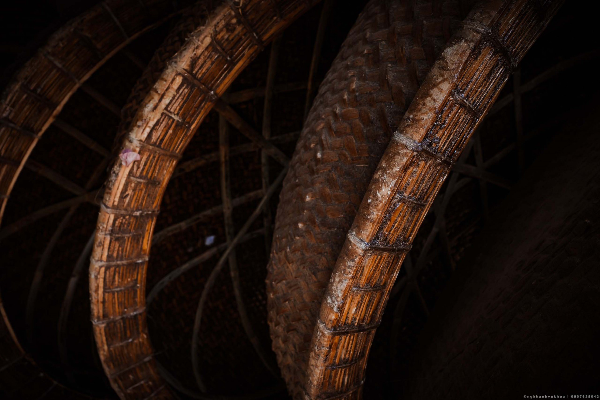 Tre phải được vót một cách tỉ mỉ rồi đem phơi nắng. Sau đó, chuyển qua cho thợ đan mê, lận vành rồi phơi khô, tiếp tục với công đoạn trét phân bò, dầu rái và tiếp tục đem phơi. Ảnh: Nguyễn Khánh Vũ Khoa Tre phải được vót một cách tỉ mỉ rồi đem phơi nắng. Sau đó, chuyển qua cho thợ đan mê, lận vành rồi phơi khô, tiếp tục với công đoạn trét phân bò, dầu rái và tiếp tục đem phơi. Ảnh: Nguyễn Khánh Vũ Khoa