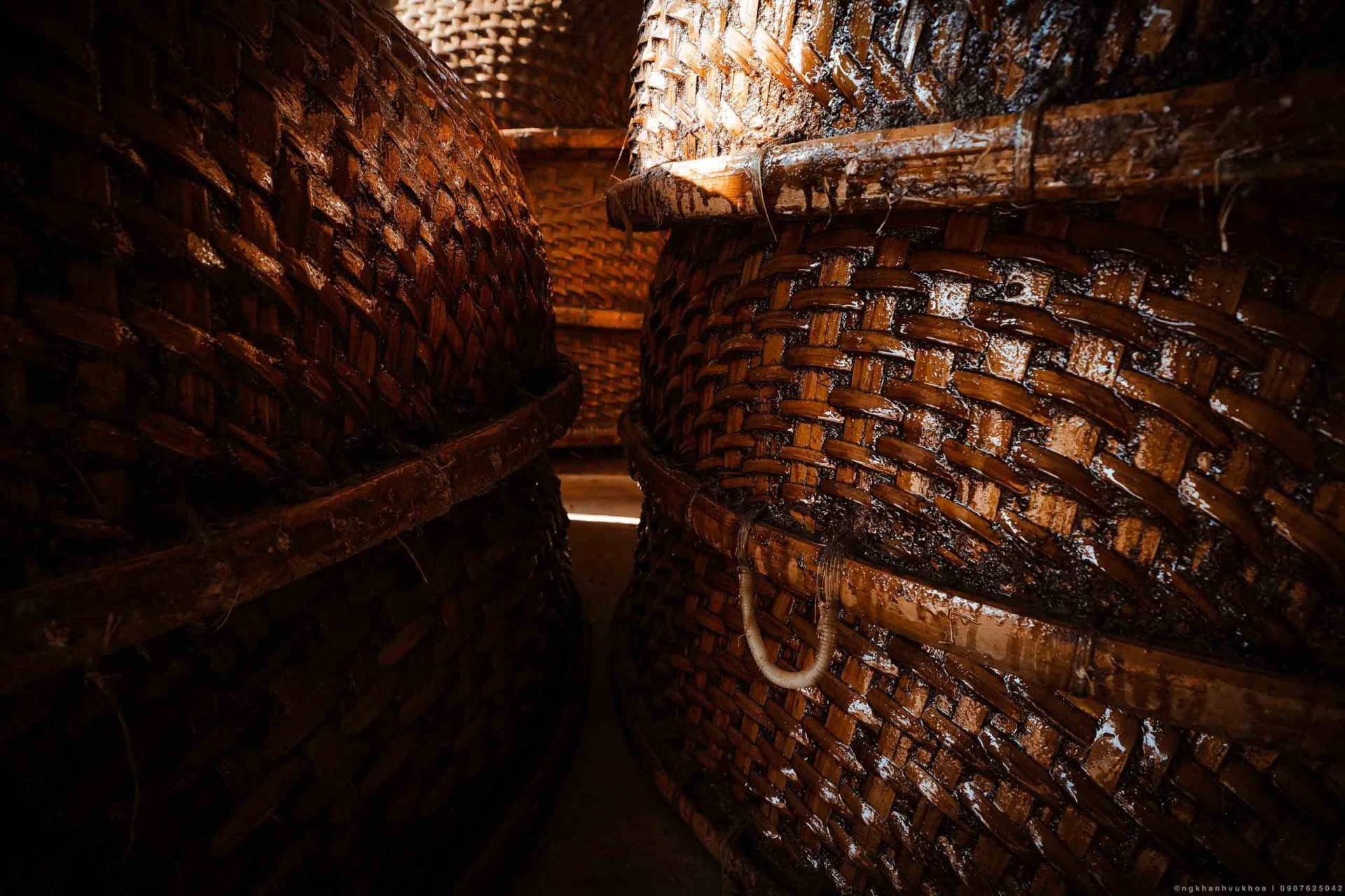 Trong các công đoạn làm thúng chai thì trét dầu rái được coi là công đoạn quan trọng nhất, vì nó quyết định sự thành bại của sản phẩm, giúp nâng tuổi thọ của một chiếc thúng chai lên đến hàng chục năm. Ảnh: Nguyễn Khánh Vũ Khoa Trong các công đoạn làm thúng chai thì trét dầu rái được coi là công đoạn quan trọng nhất, vì nó quyết định sự thành bại của sản phẩm, giúp nâng tuổi thọ của một chiếc thúng chai lên đến hàng chục năm. Ảnh: Nguyễn Khánh Vũ Khoa