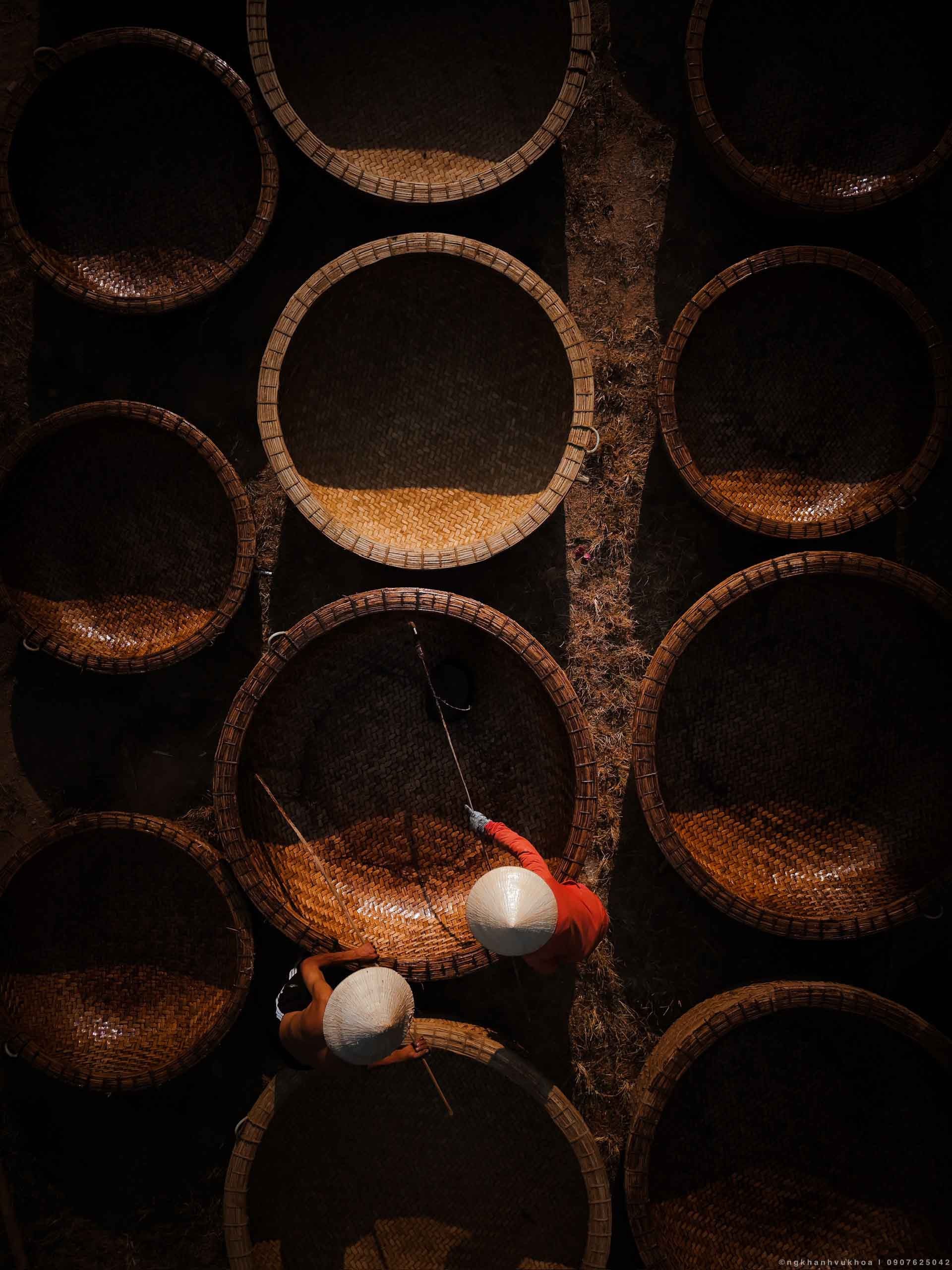 Khung cảnh người dân làng Phú Mỹ đan thúng chai với góc nhìn từ trên cao. Ảnh: Nguyễn Khánh Vũ Khoa Khung cảnh người dân làng Phú Mỹ đan thúng chai với góc nhìn từ trên cao. Ảnh: Nguyễn Khánh Vũ Khoa