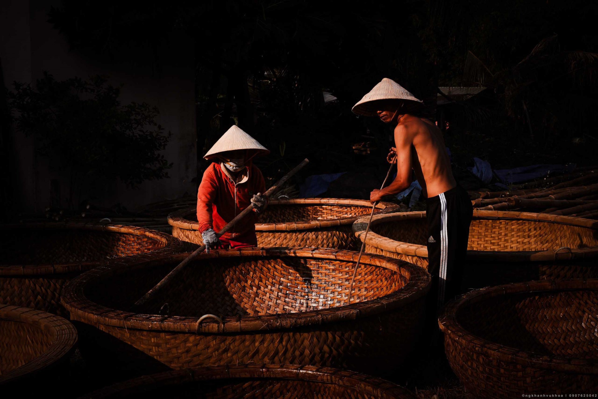 Khám phá nghề đan thúng chai ở Phú Mỹ