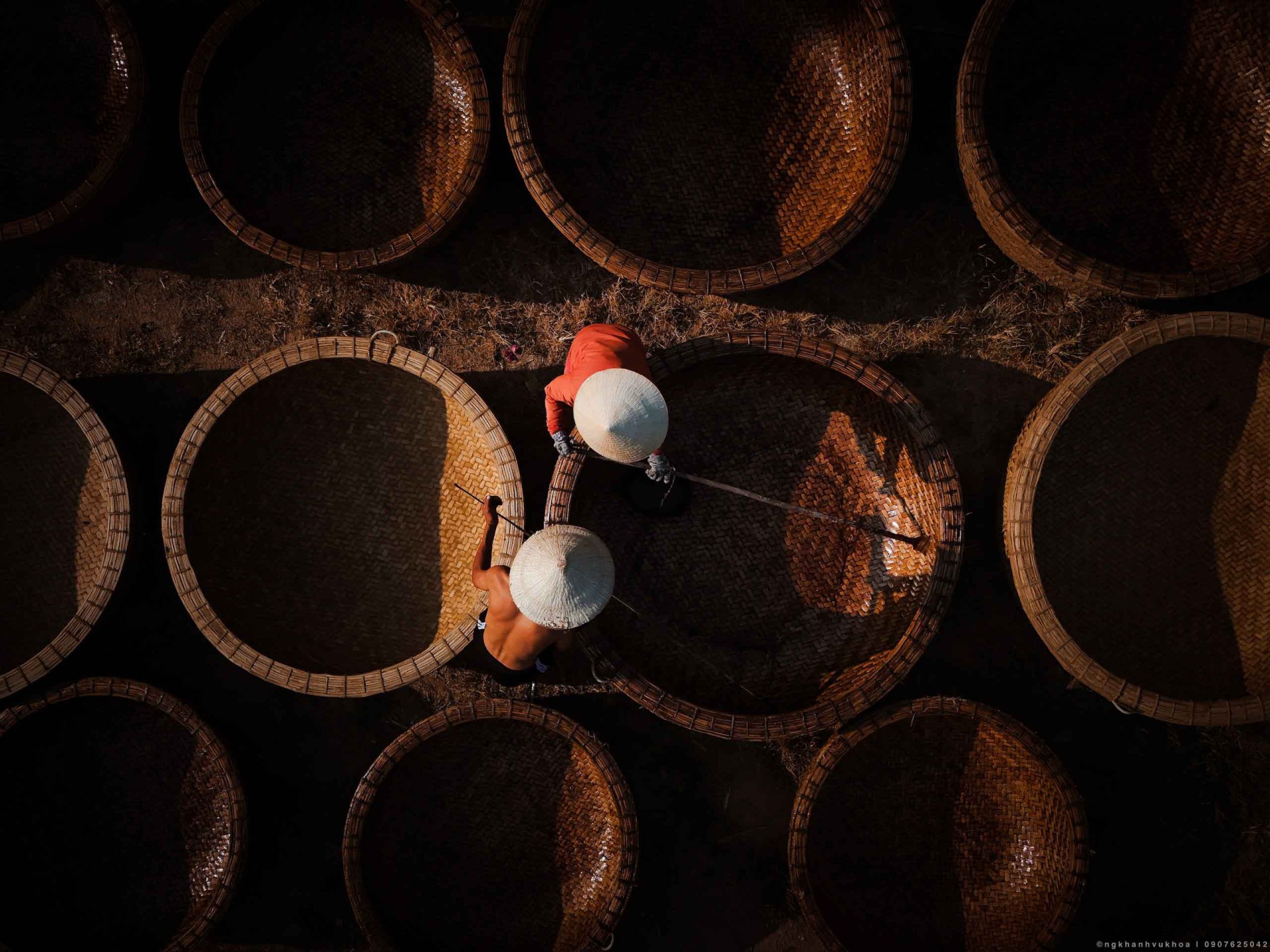 Nghề đan thúng chai không những góp phần bảo tồn, phát huy truyền thống làng nghề mà còn tạo nguồn thu nhập cho người dân địa phương. Gần đây, thúng chai do người làng Phú Mỹ làm ra không chỉ tiêu thụ trong nước mà còn được xuất khẩu sang các nước Đông Nam Á và châu Âu. Ảnh: Nguyễn Khánh Vũ Khoa Nghề đan thúng chai không những góp phần bảo tồn, phát huy truyền thống làng nghề mà còn tạo nguồn thu nhập cho người dân địa phương. Gần đây, thúng chai do người làng Phú Mỹ làm ra không chỉ tiêu thụ trong nước mà còn được xuất khẩu sang các nước Đông Nam Á và châu Âu. Ảnh: Nguyễn Khánh Vũ Khoa