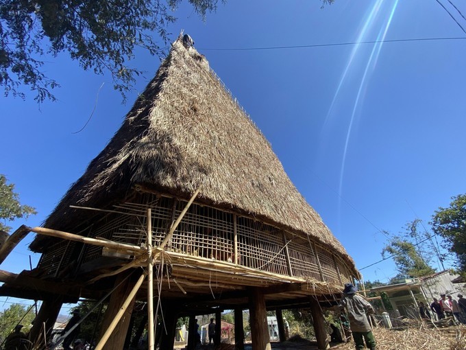 Nhà Rông truyền thống là biểu tượng văn hóa của đồng bào dân tộc ở làng Kon Jơ Dri, xã Đăk Rơ Wa, thành phố Kon Tum. Ảnh: Dư Toán Nhà Rông truyền thống là biểu tượng văn hóa của đồng bào dân tộc ở làng Kon Jơ Dri, xã Đăk Rơ Wa, thành phố Kon Tum. Ảnh: Dư Toán