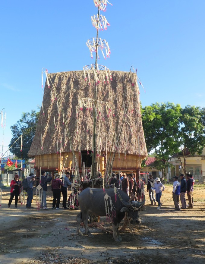 Người dân làng Đăk Đe, xã Rờ Kơi, huyện Sa Thầy làm lễ mừng nhà Rông mới. Ảnh: Dư Toán Người dân làng Đăk Đe, xã Rờ Kơi, huyện Sa Thầy làm lễ mừng nhà Rông mới. Ảnh: Dư Toán