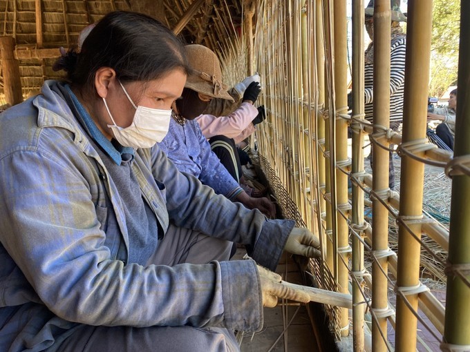 Người dân Làng du lịch cộng đồng Kon Jơ Dri ở xã Đăk Rơ Wa, thành phố Kon Tum sửa lại nhà Rông truyền thống. Ảnh: Dư Toán Người dân Làng du lịch cộng đồng Kon Jơ Dri ở xã Đăk Rơ Wa, thành phố Kon Tum sửa lại nhà Rông truyền thống. Ảnh: Dư Toán